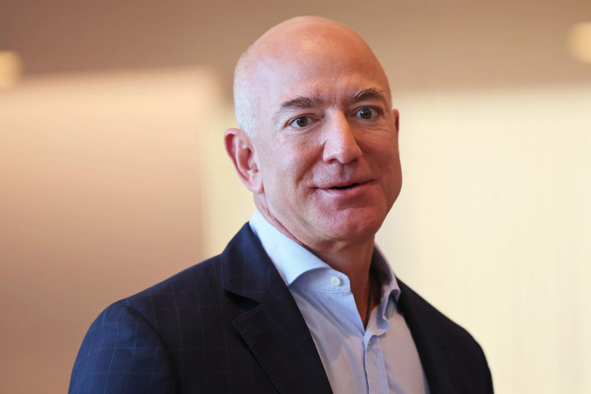 WaPo renunță la sloganul Democrația moare în întuneric pe măsură ce Jeff Bezos îmbrățișează întunericul