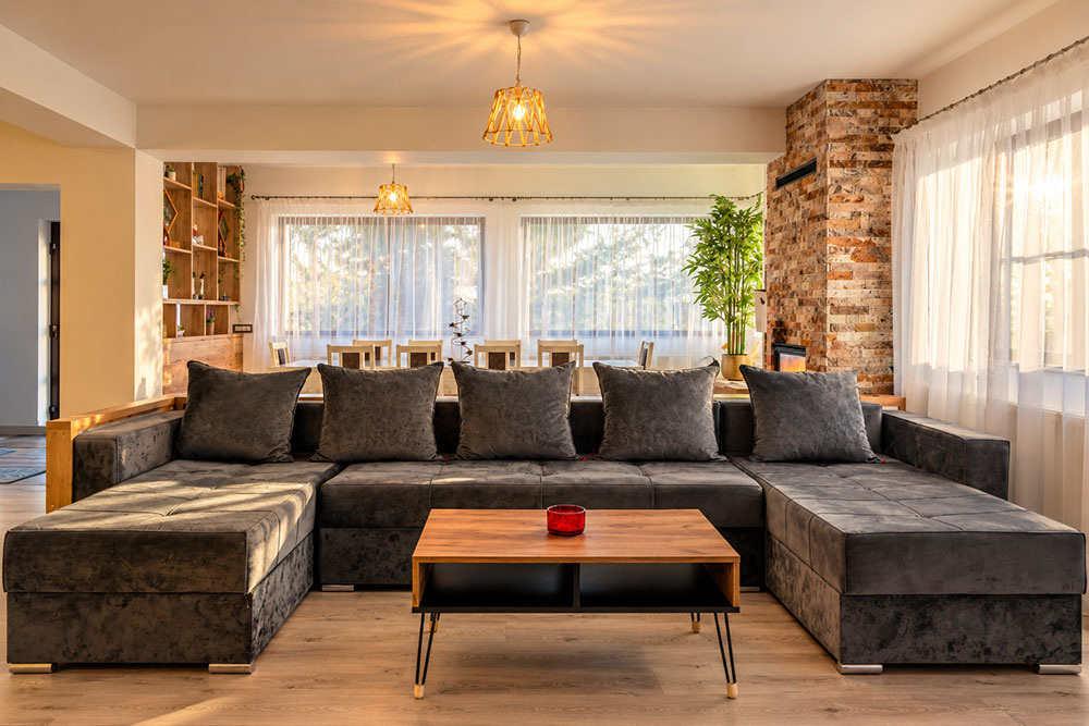 Living de 90 mp cu semineu la Dolce Far Niente